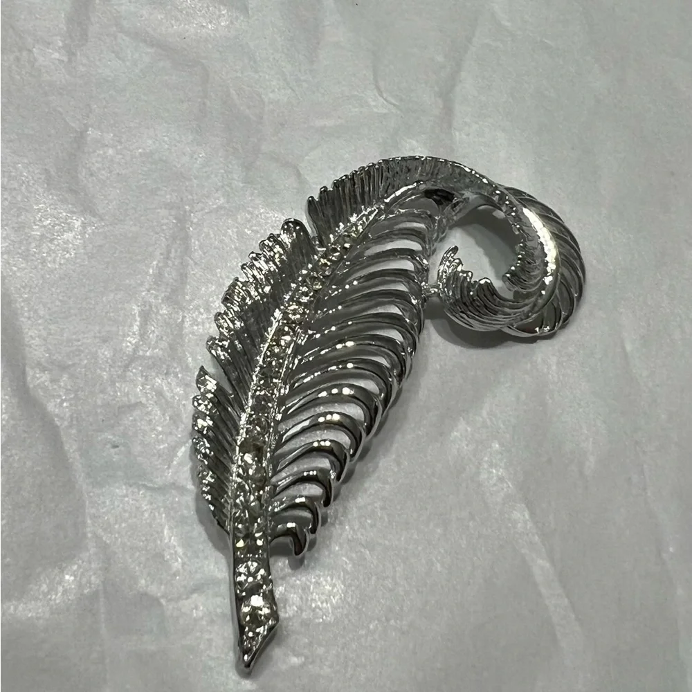 Sparkling Silver Vintage Feather Pin